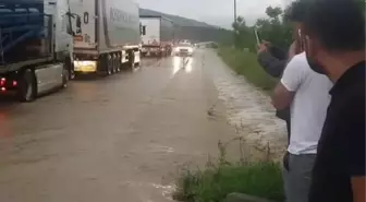 Amasya'da Şiddetli Yağış Yolları Kapattı