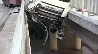 Amasya'da tırı köprü korkulukları kurtardı