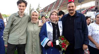43 Yaşındaki Anne, Çocukları Yaşındaki Öğrencilerle Mezuniyet Sevinci Yaşadı