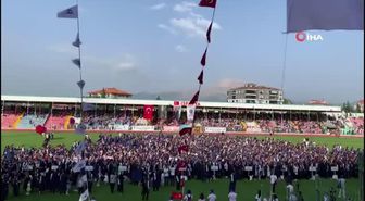 43 yaşında üniversiteden mezun olan ev hanımı çocuklarıyla mezuniyet sevinci yaşadı