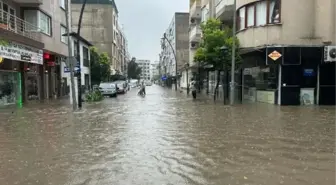 Akhisar'da Sağanak Yağış Hayatı Felç Etti