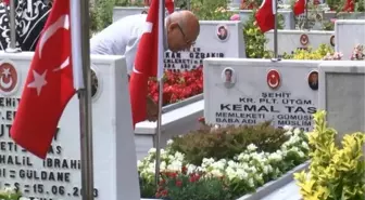 Edirnekapı Şehitliği'nde Babalar Günü'nde duygusal anlar yaşandı