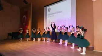 Karabağlar Belediyesi Kültür ve Sanat Merkezi'nde Kursiyerlerin Gösterisi