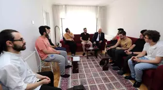 Yenimahalle Belediye Başkanı Fethi Yaşar, öğrenci misafirhanesinde kalan öğrenciye doğum günü sürprizi yaptı