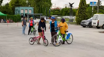 Tepebaşı Belediyesi ve Zincir Kıran Kadınlar Derneği'nden Kadınlarla Pedallıyoruz Bisiklet Okulu