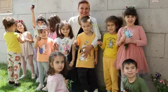 Safranbolu Belediye Başkanı Elif Köse, çocuklarla birlikte sebze fidesi dikti