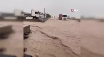 Nevşehir-Aksaray Karayolu Sel Nedeniyle Ulaşıma Kapandı