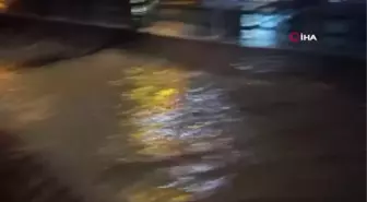 Uşak'ta Çay Taştı, Kenti Sel Vurdu