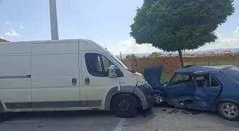 Afyonkarahisar'da 12 Yaşındaki Çocuğun Kullandığı Otomobil İle Kamyonet Çarpıştı: 5 Yaralı