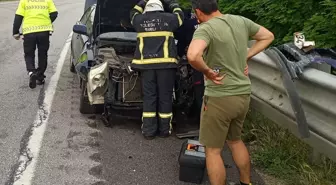 Amasya'da bariyerlere çarpan otomobildeki 3 kişi yaralandı