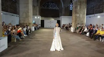 Tokat baskı desenleriyle hazırlanan kıyafetler defilede tanıtıldı