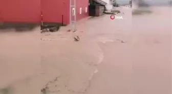 Tokat'ta Sağanak Yağış Okul Bahçesini Şelaleye Döndürdü