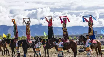 Çin'in Tibet Bölgesinde Everest Festivali Kapsamında At Yarışı Düzenlendi