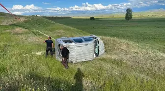 Erzurum'un Horasan ilçesinde hafif ticari araç devrildi: 6'sı çocuk 9 yaralı