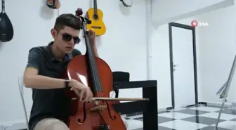 Otizmli ve görme engelli genç başarı basamaklarını müzikle tırmandı