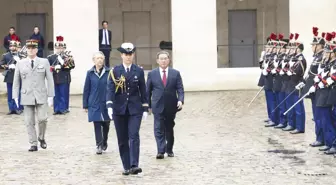 Çin Başbakanı Li Qiang, Fransa Başbakanı Elisabeth Borne ile Les Invalides Anıt Alanında Fransız Cumhuriyet Muhafızları'nı Denetledi