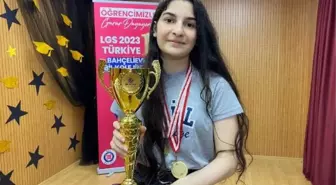 LGS birincisi Meryem, moda tasarımcısı olmak istiyor