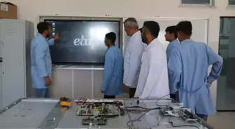 Diyarbakır'da öğrenciler yaz tatilinde akıllı tahtaları tamir ediyor