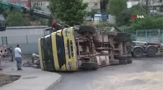 Sarıyer'de hurda yüklü kamyon yan yattı, sürücü yaralandı