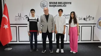 Sivas'ta LGS'de tam puan alan öğrenciler Belediye Başkanı Hilmi Bilgin'i ziyaret etti