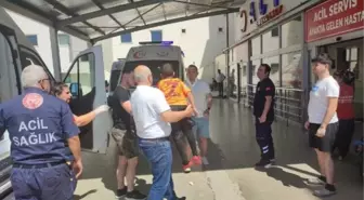Kozan'da otomobil ile traktör çarpıştı: 3 kişi yaralandı