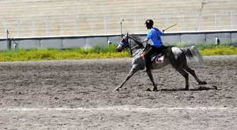 Erzurum'da Atlı Cirit Müsabakaları Gerçekleştirildi