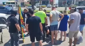 Plaj havluları ile yaralıyı güneşten korudular