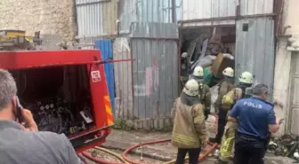 FATİH'te Depo Yangını: Tarihi Yarımada'da Dumanlar Yükseldi