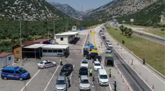 Antalya'ya kara yoluyla gelen tatilcilerin araç kuyruğunda jandarma çikolata ve kolonya ikram etti