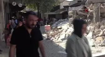 Enkaz kent Hatay'da molozların arasında bayram alışverişi