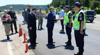 Ardahan Valisi Hüseyin Öner, bayramda sağlık çalışanları ve kolluk kuvvetlerini ziyaret etti