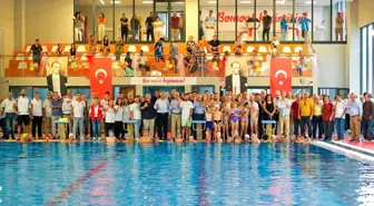 Bornova Belediyesi Çamdibi Yarı Olimpik Yüzme Havuzu'nda Çocuklar Yüzme Öğreniyor