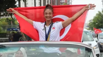 Dünya Tekvando Şampiyonu Nafia Kuş, Adana'da Kent Turu Attı