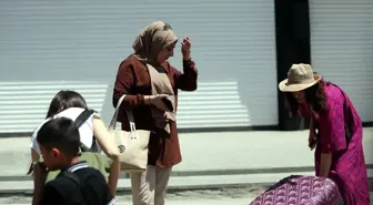 İranlı Turistler Van'da Bayram Alışverişi Yaparak Esnafı Sevindirdi