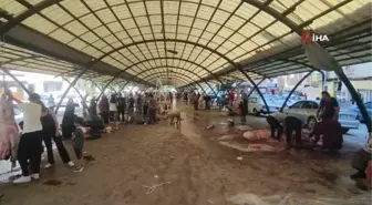 Manisalı vatandaşlar bayramın birinci günü kurbanlıklarını kesmeye başladı