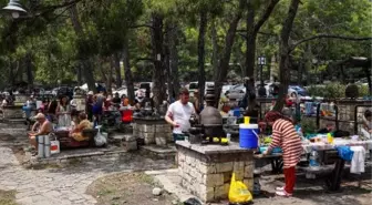 Antalya'da Kurban Bayramı tatilinde sahiller dolarken mesire alanlarına yoğun ilgi