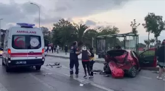 Kadıköy'de park halindeki otomobile çarpan araçta 2 kişi yaralandı