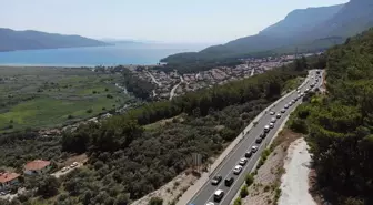 Muğla'da Bayram Tatili Nedeniyle Akyaka ve Ölüdeniz'de Uzun Araç Kuyrukları Oluştu