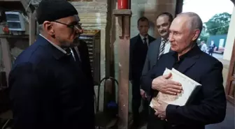 Putin'den cami ziyareti! Hediye edilen Kur'an-ı Kerim'i alıp İsveç'teki skandala gönderme yaptı