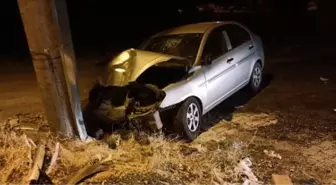 Elazığ'da Aydınlatma Direğine Çarpan Otomobil Kazası: 1 Ölü, 5 Yaralı