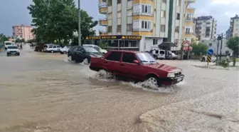 Kadirli'de Sağanak Yağış Sonucu Cadde ve Sokaklar Suyla Doldu