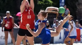 İzmir'de düzenlenen EHF Avrupa U17 Plaj Hentbolu Şampiyonası devam ediyor