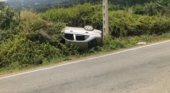 Antalya'da devrilen otomobildeki 2 kişi yaralandı