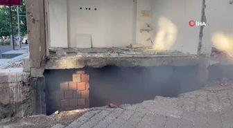 Diyarbakır'da ağır hasarlı 7 katlı binanın bodrum katında yangın