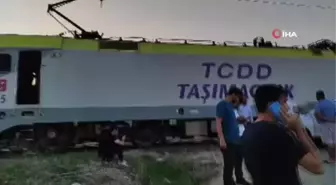 Yolcu treni otomobile çarptı: Sürücü yara almadan kurtuldu