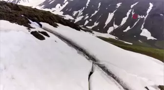 Motosikletiyle çıktığı 3 bin rakımda gölün üzerinden kayak yaparak geçti