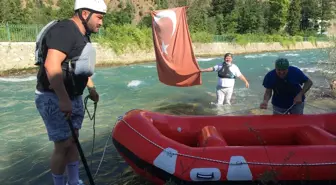 Artvin'in Yusufeli ilçesinde rafting tutkunları adrenalin dolu anlar yaşıyor