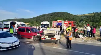 Samsun'da Otomobil ile Hafif Ticari Araç Çarpıştı: 4 Yaralı