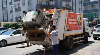 Çukurova Belediyesi Yaz Sıcağında Çöp Konteynerlerini İlaçlı Su İle Temizliyor