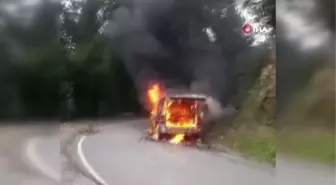 Seyir halinde alev alan araç hurda yığınına döndü